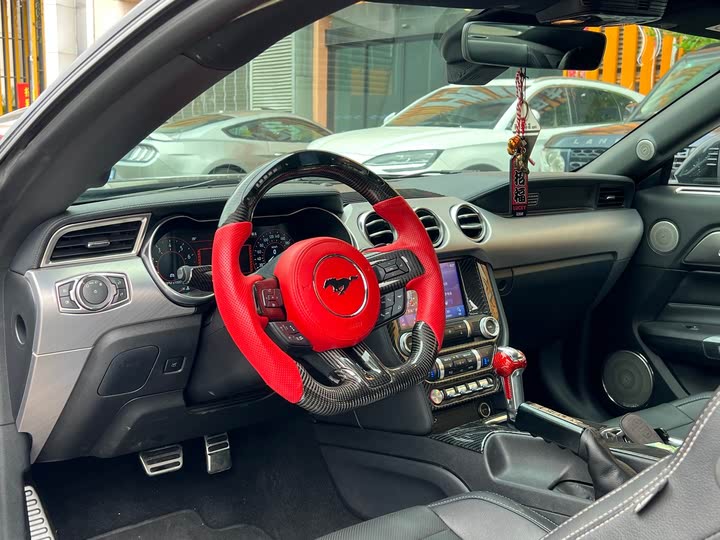 Фото 17 - Ford Mustang