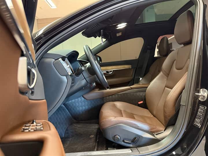 Фото 16 - Volvo S90