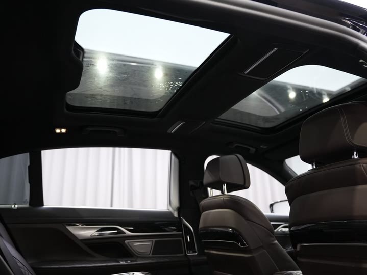 Фото 10 - BMW 7 Series