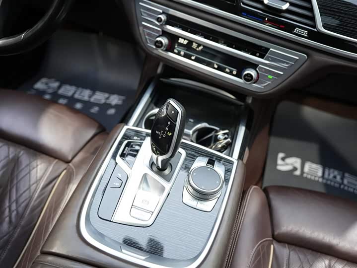 Фото 18 - BMW 7 Series