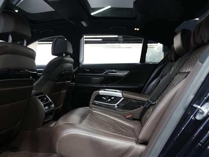 Фото 8 - BMW 7 Series