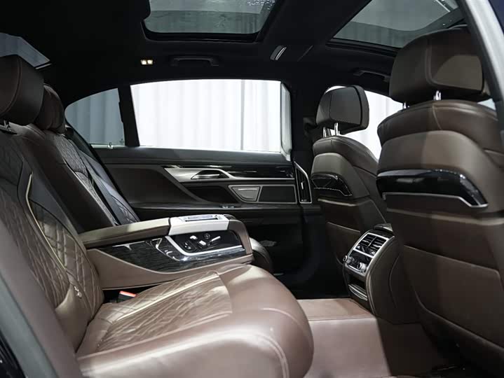 Фото 9 - BMW 7 Series