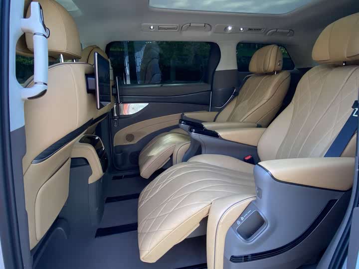 Фото 16 - Denza D9