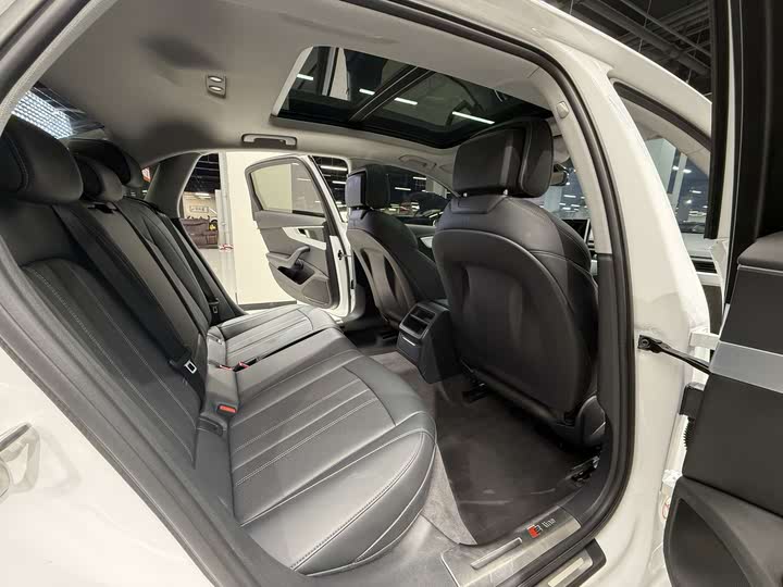 Фото 11 - Audi A4L