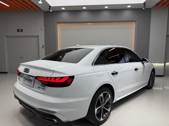 Фото 4 - Audi A4L