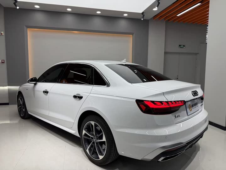 Фото 6 - Audi A4L