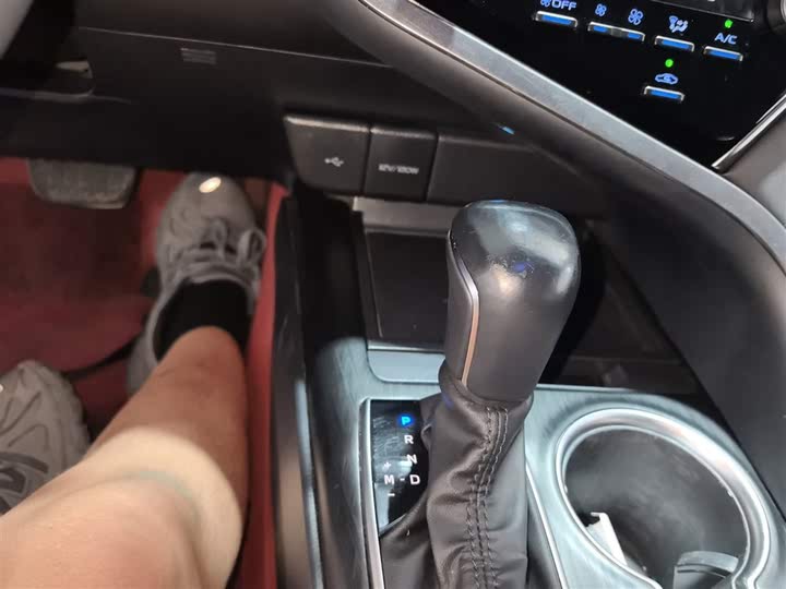 Фото 14 - Toyota Camry