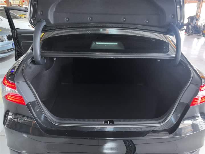 Фото 19 - Toyota Camry