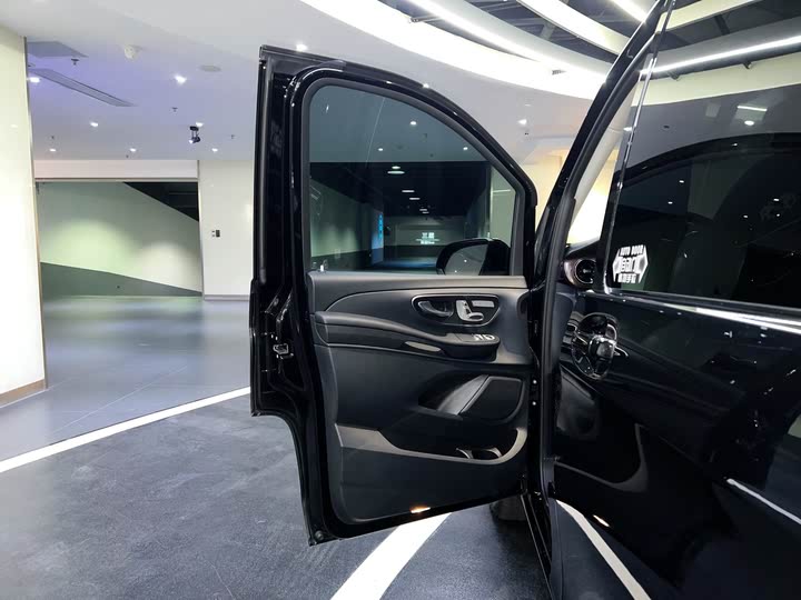 Фото 10 - Mercedes-Benz V-Class