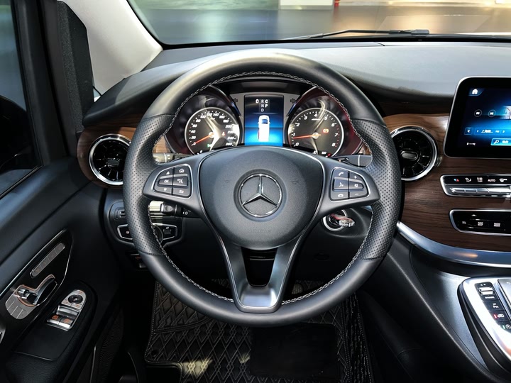 Фото 12 - Mercedes-Benz V-Class