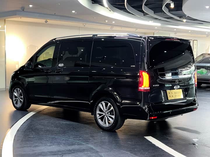 Фото 16 - Mercedes-Benz V-Class
