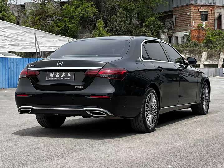 Фото 16 - Mercedes-Benz E-Class