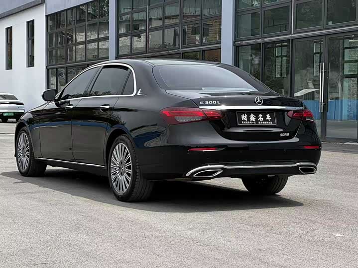 Фото 18 - Mercedes-Benz E-Class