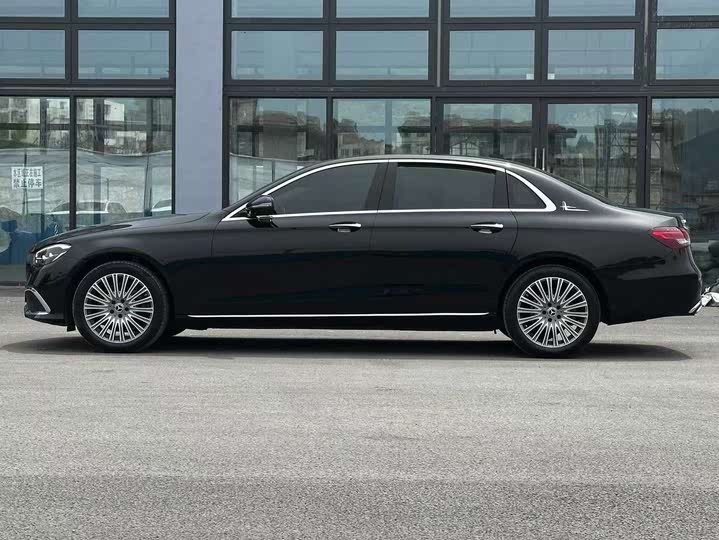 Фото 19 - Mercedes-Benz E-Class