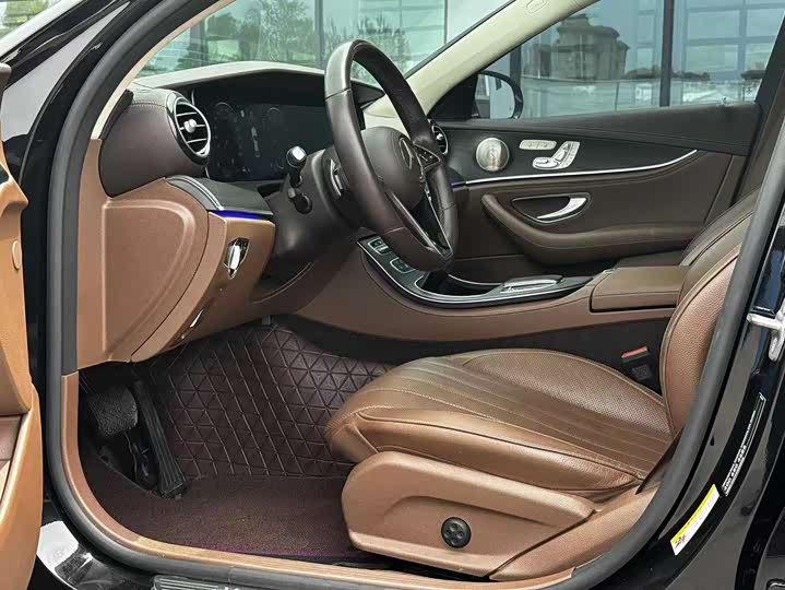 Фото 2 - Mercedes-Benz E-Class