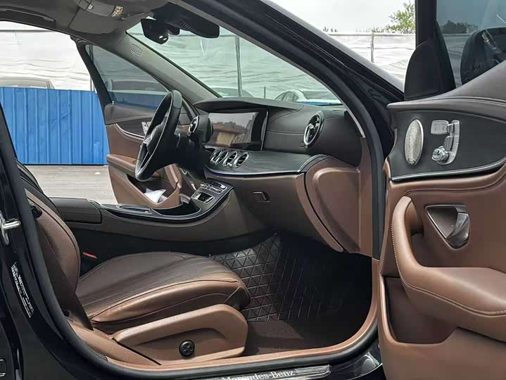 Фото 6 - Mercedes-Benz E-Class