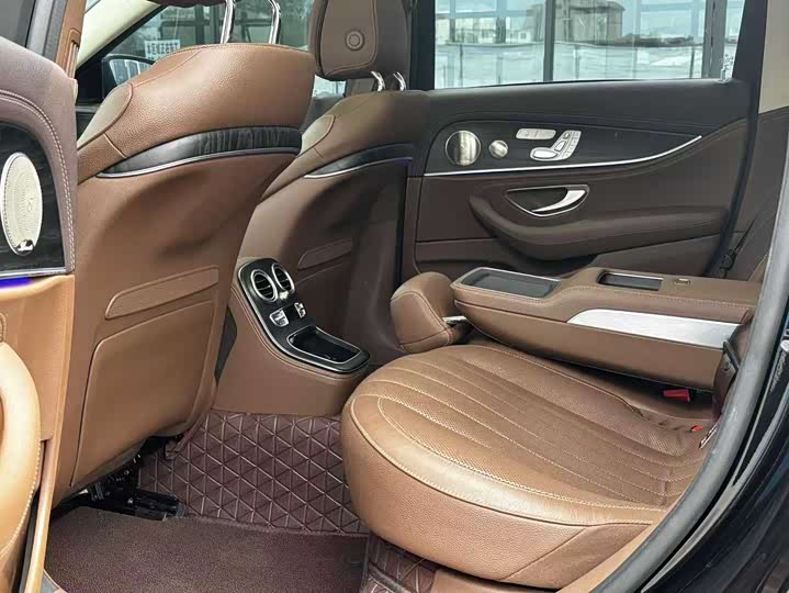 Фото 8 - Mercedes-Benz E-Class