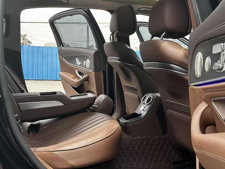 Фото 9 - Mercedes-Benz E-Class