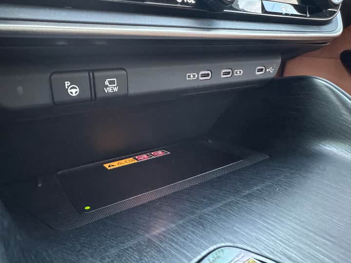 Фото 16 - Lexus RZ