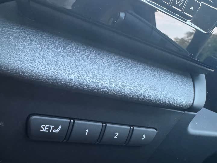 Фото 17 - Lexus RZ