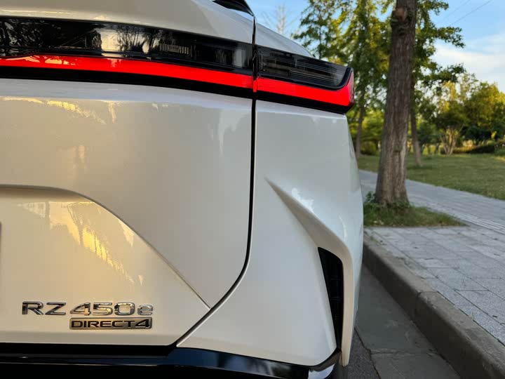 Фото 22 - Lexus RZ