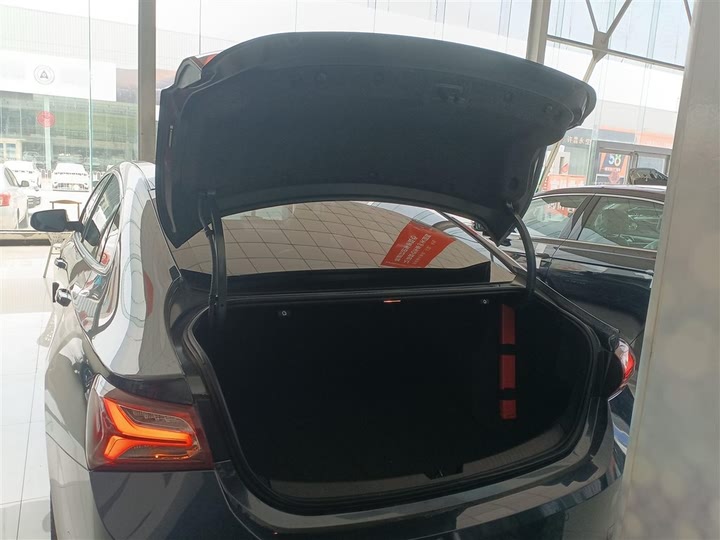 Фото 19 - Chevrolet Malibu XL