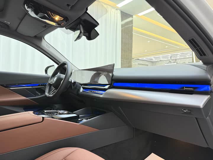 Фото 10 - BMW i5