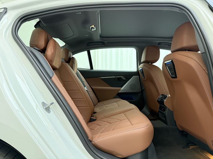 Фото 11 - BMW i5