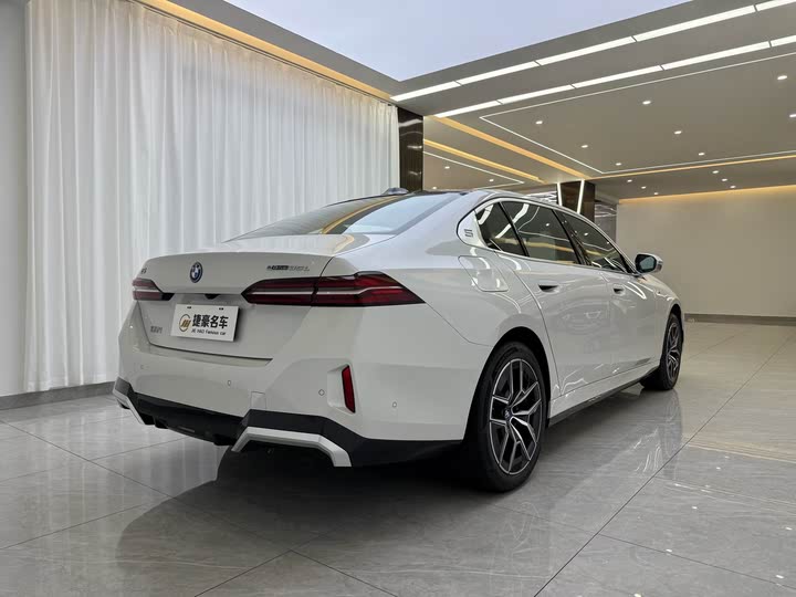 Фото 13 - BMW i5