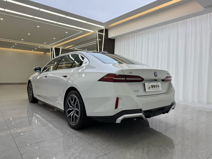 Фото 14 - BMW i5