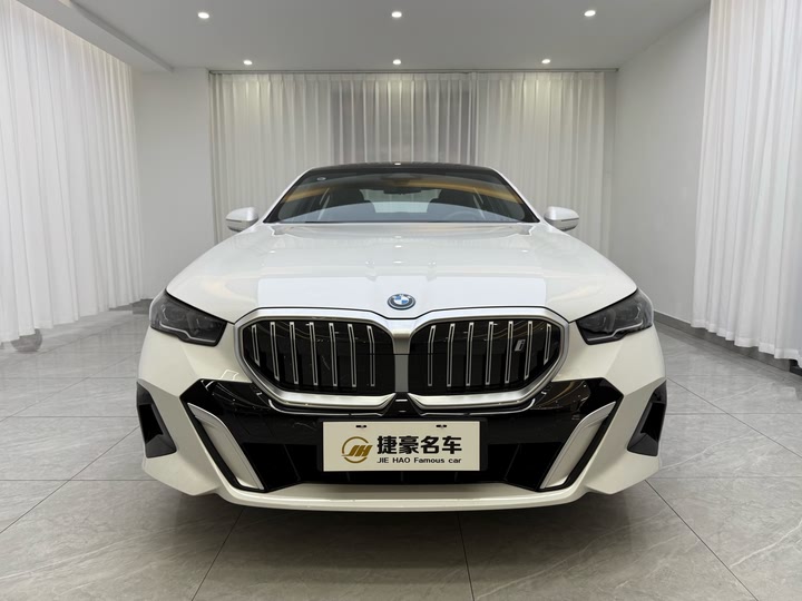 Фото 3 - BMW i5