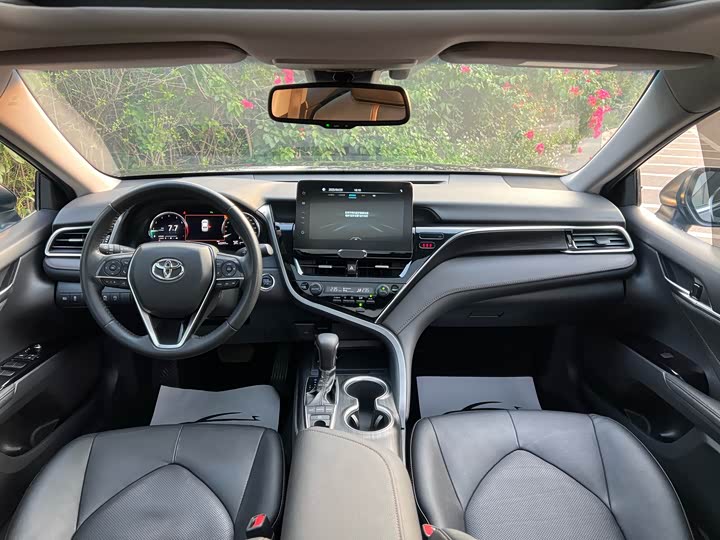 Фото 13 - Toyota Camry