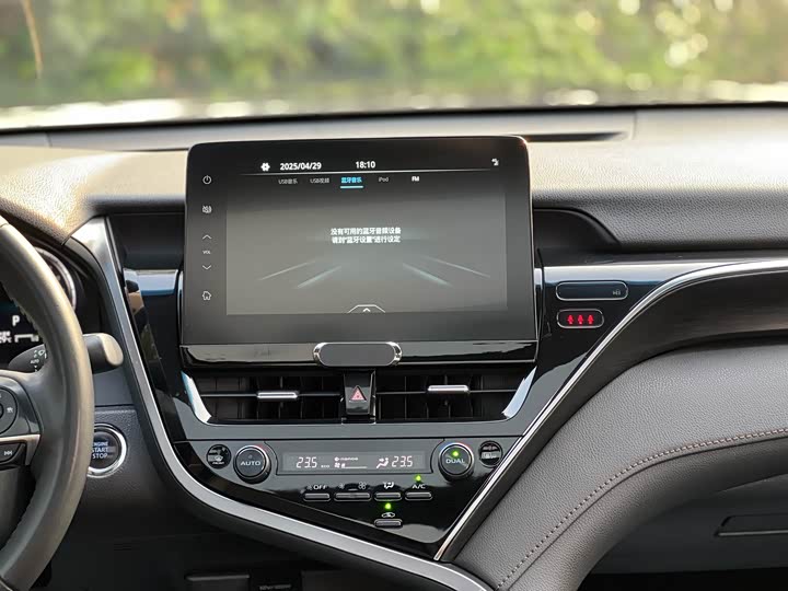 Фото 14 - Toyota Camry