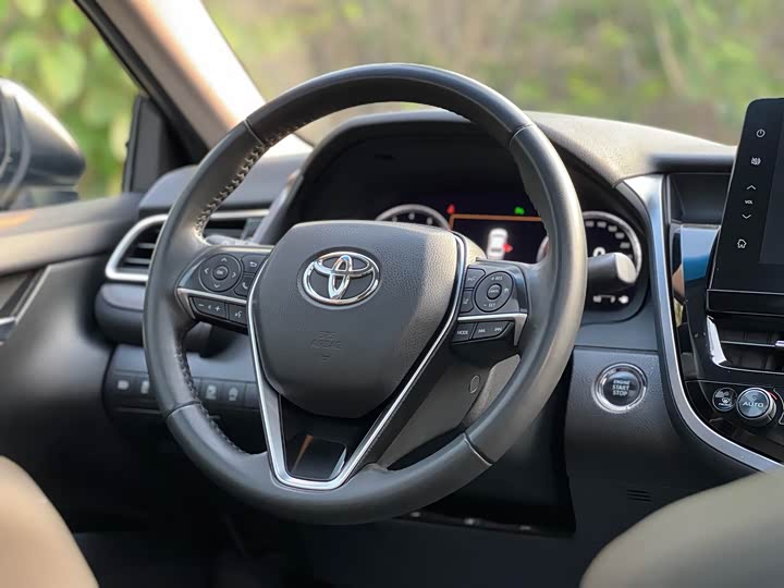 Фото 15 - Toyota Camry