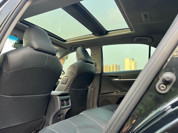 Фото 20 - Toyota Camry