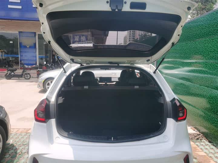 Фото 19 - Geely Vision X3