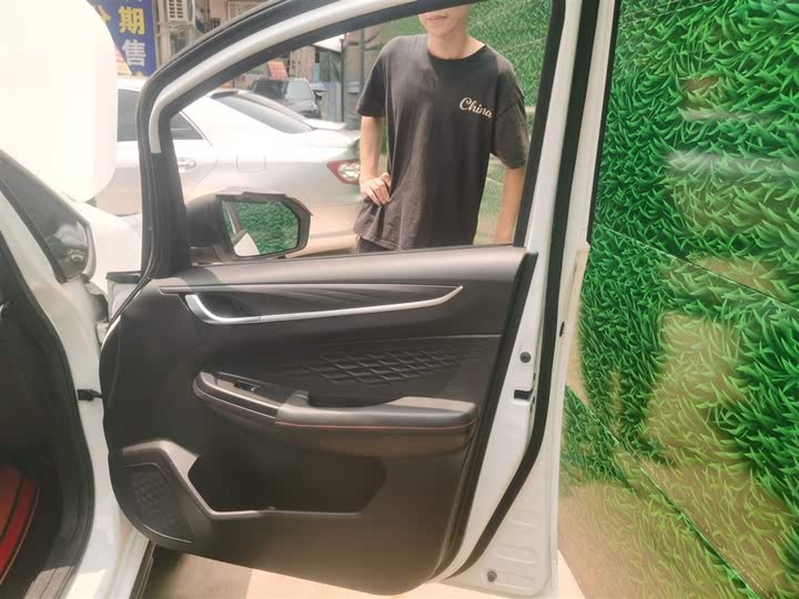 Фото 26 - Geely Vision X3