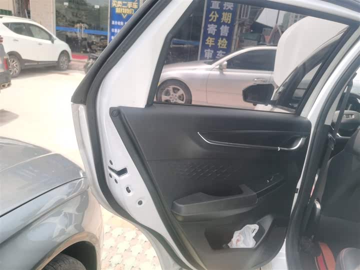 Фото 29 - Geely Vision X3