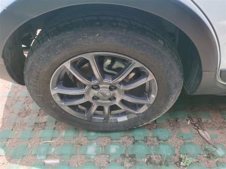 Фото 30 - Geely Vision X3