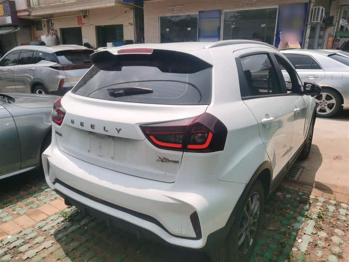 Фото 7 - Geely Vision X3