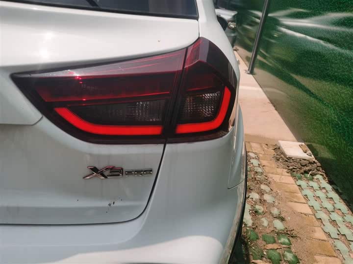 Фото 8 - Geely Vision X3