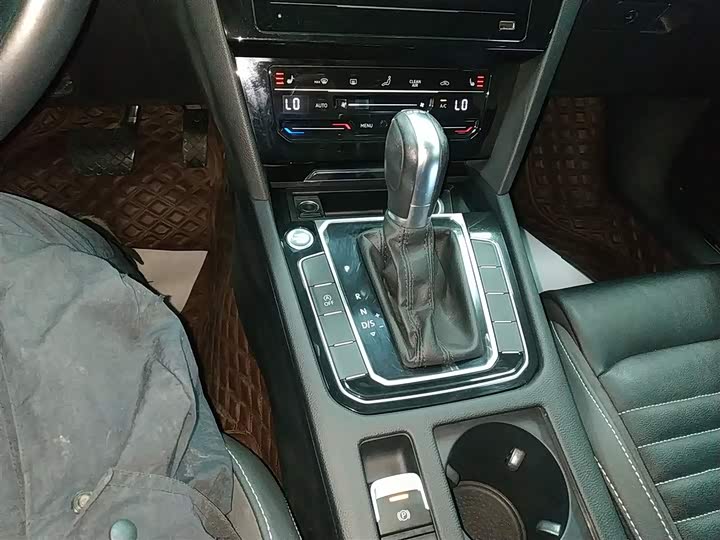 Фото 14 - Volkswagen Magotan