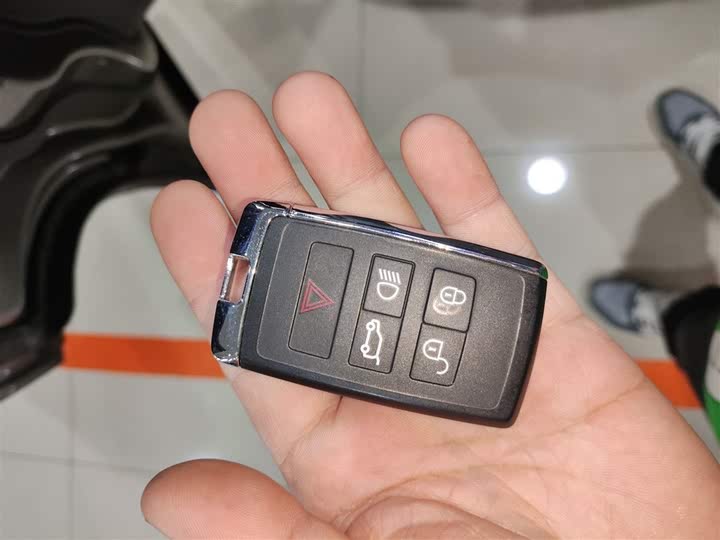 Фото 9 - Land Rover Range Rover Velar