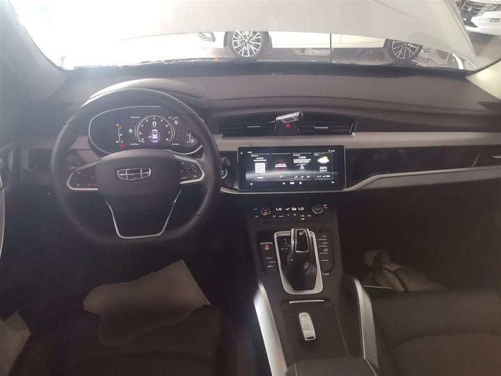 Фото 10 - Geely Atlas