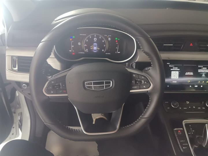 Фото 11 - Geely Atlas