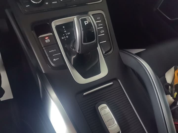 Фото 14 - Geely Atlas