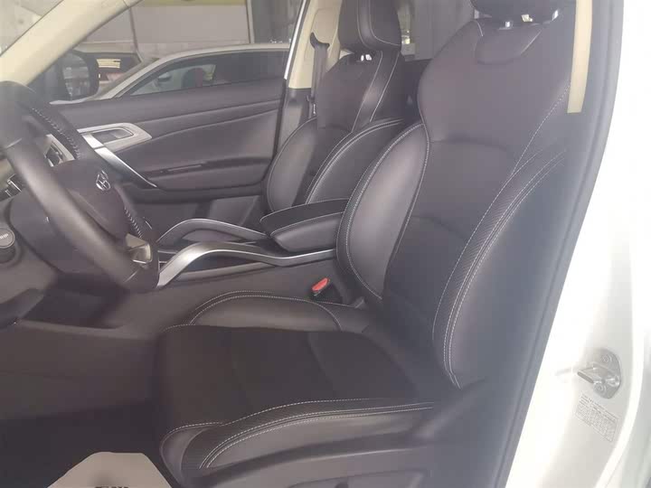 Фото 15 - Geely Atlas