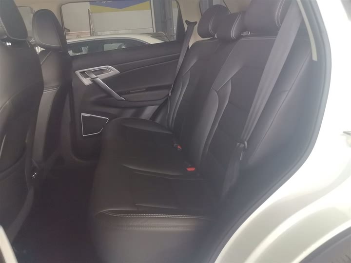 Фото 17 - Geely Atlas