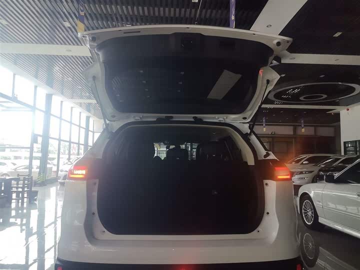 Фото 19 - Geely Atlas