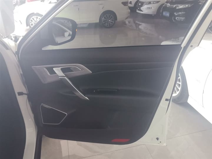 Фото 26 - Geely Atlas